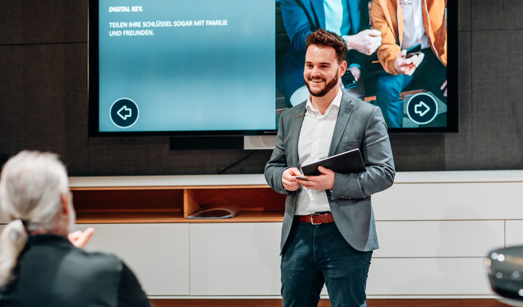 BMW Interessenten und Kunden sind eingeladen, an einem BMW Training in einem Klassenzimmer teilzunehmen, um mehr über aktuelle und zukünftige Technologien oder Angebote zu erfahren.