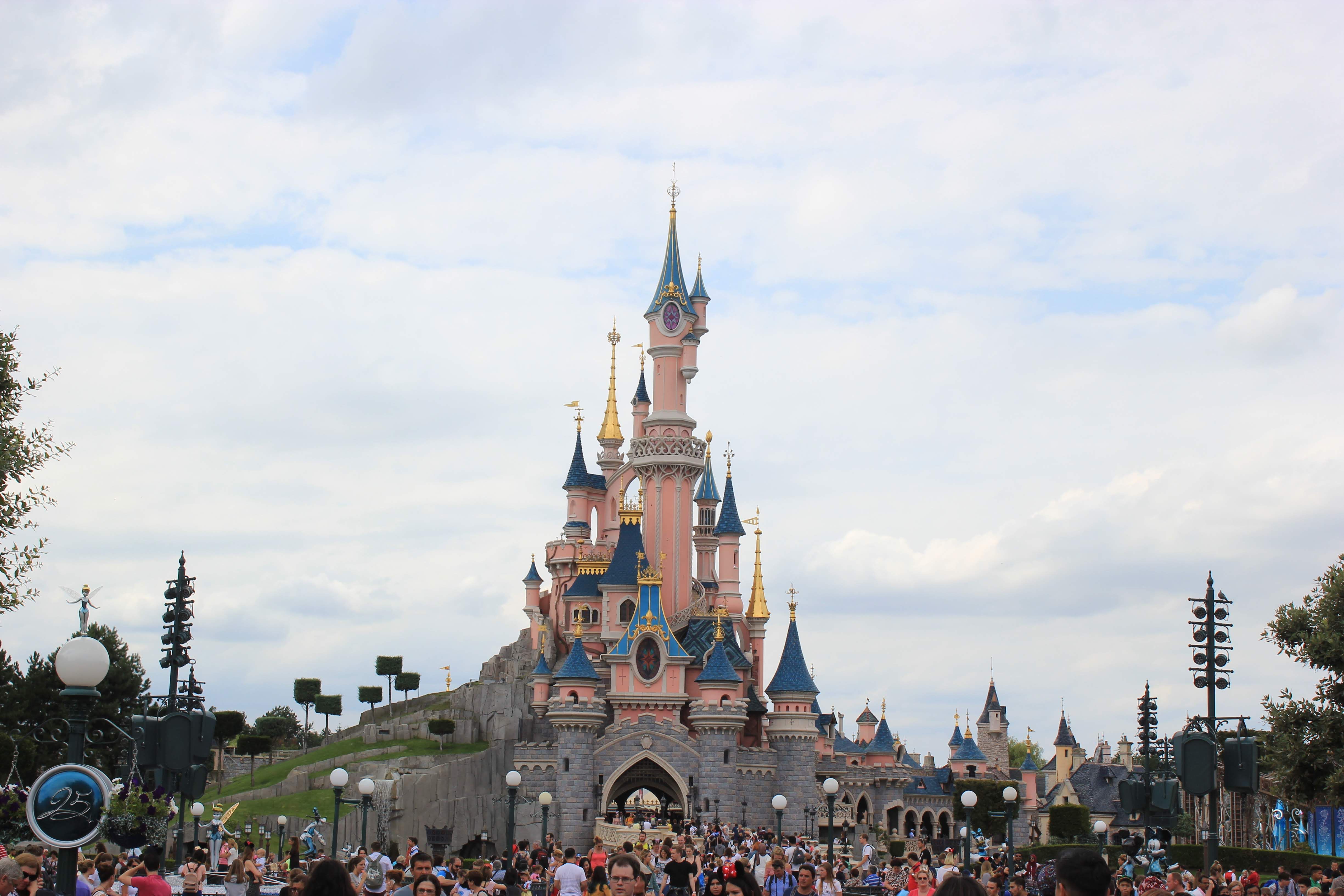 Disney as an example of exceptional customer experiences, personalized interactions, emotional loyalty, innovation and perfect employee development
