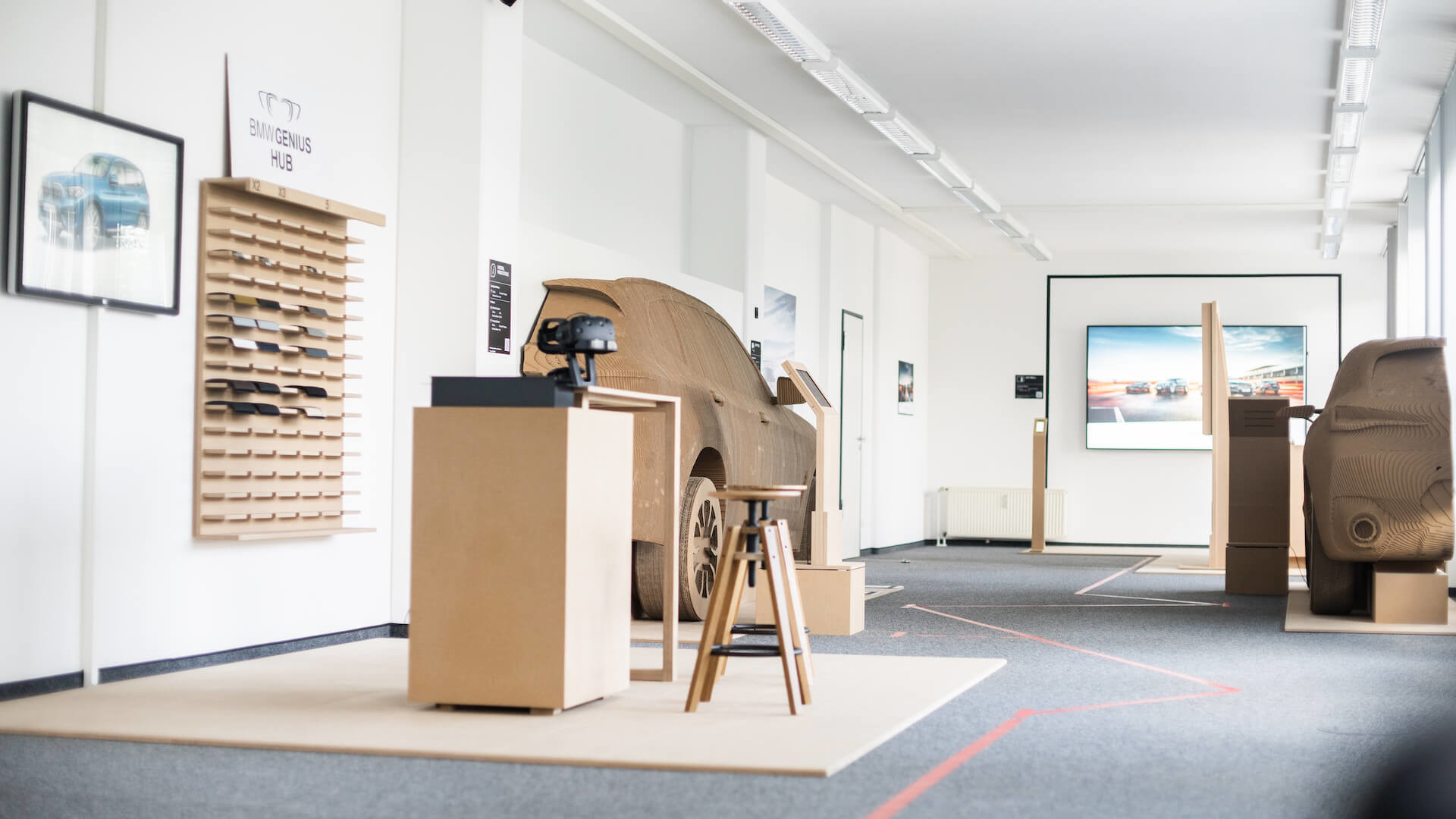 Für die BMW Group haben wir einen In-Space-Prototypen erstellt, der eine nahtlose Customer Experience entlang acht miteinander verbundener digitaler Touchpoints simuliert.